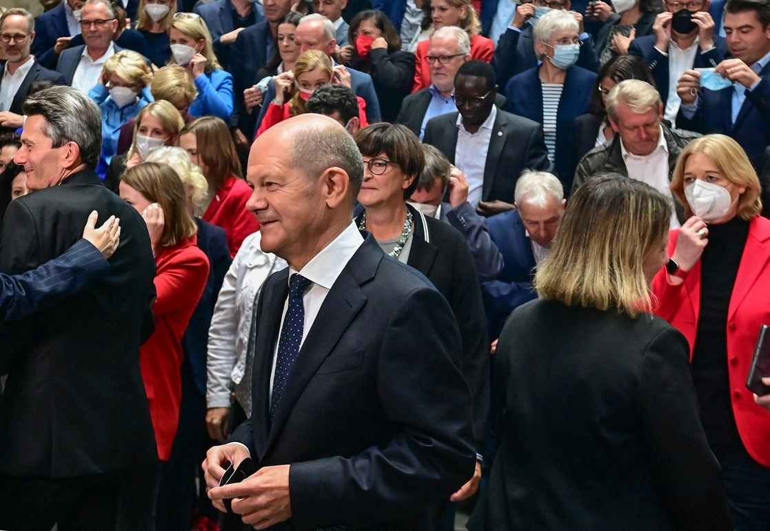 Olaf Scholz, líder del centroizquierda y vicecanciller del Gobierno saliente, fue felicitado por la canciller alemana Angela Merkel "por su éxito" en las elecciones legislativas, el 29 de septiembre de 2021. Foto Afp 