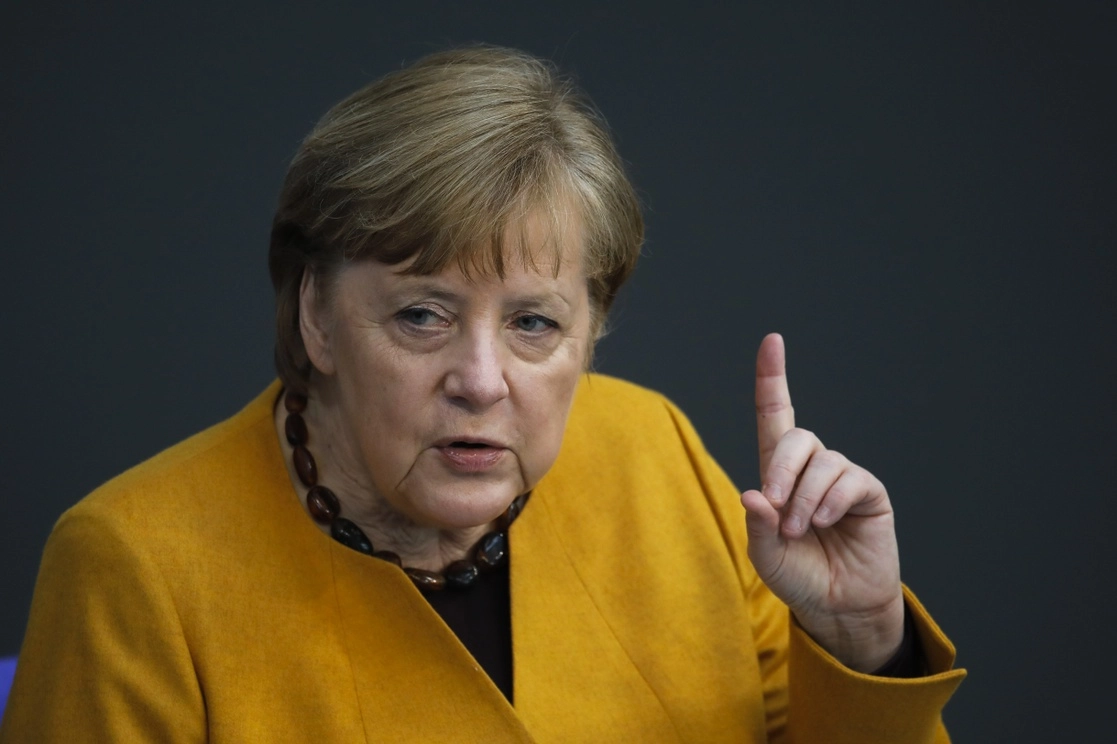 El plan de aumentar las restricciones tenía "las mejores intenciones" en un momento en que los contagios aumentan en el país, señaló hoy la canciller Angela Merkel. Foto Ap 