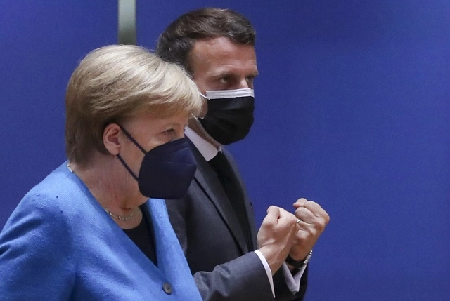 La canciller de Alemania, Angela Merke (izq) y el presidente de Francia, Emmanuel Macron (der) durante una reunión de la asamblea anual de la agencia de salud de la ONU. Foto Ap