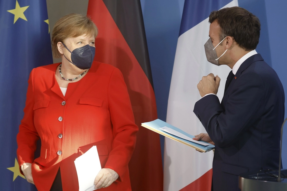 La canciller alemana, Angela Merkel, y el presidente francés, Emmanuel Macron, instaron a los demás líderes de la Unión Europea a adoptar una línea más firme para combatir la variante Delta del coronavirus. Foto Ap / Archivo