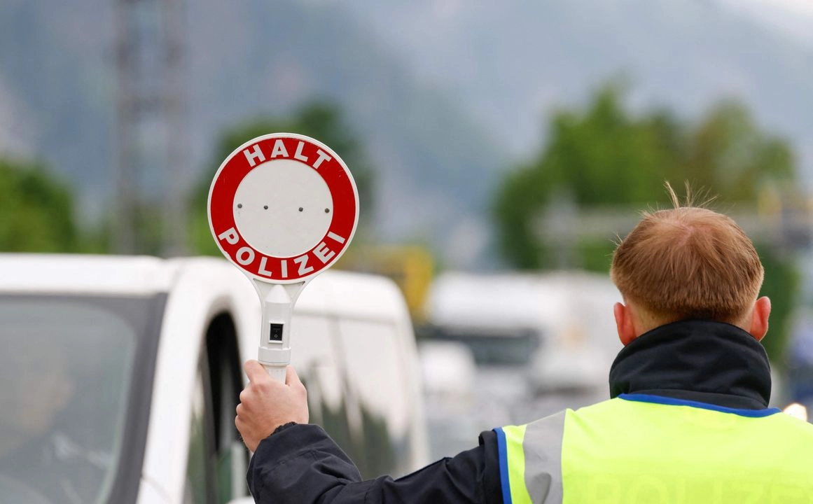 Un agente de la policía federal alemana muestra el disco de señalización policial durante un control de vehículos que entran a Alemania desde Austria en el puesto fronterizo de Kiefersfelden, en el sur de Alemania.
