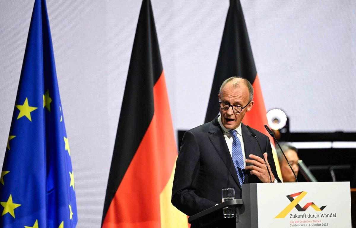 El canciller alemán, Friedrich Merz, habla durante las celebraciones centrales del Día de la Unidad Alemana en el salón Congresshalle en Saarbrücken, suroeste de Alemania, el 3 de octubre de 2025.