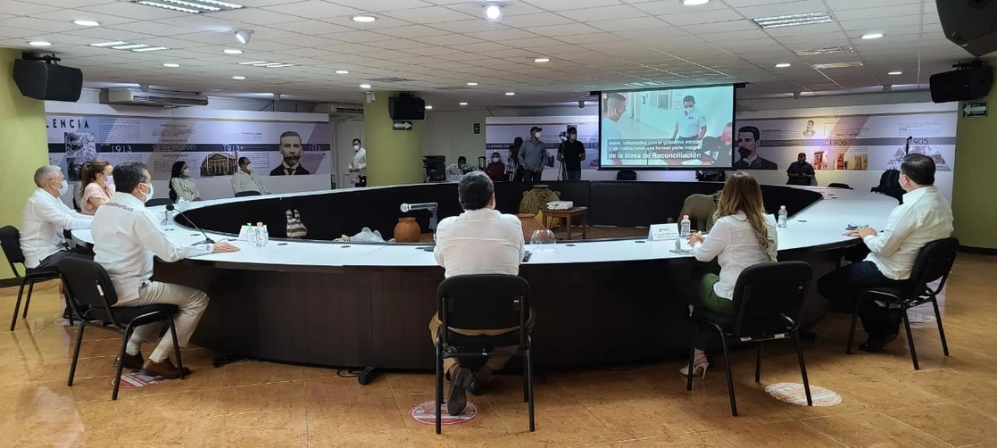 El gobernador, legisladores y el poder judicial acordaron otorgarles una segunda oportunidad. Foto La Jornada
