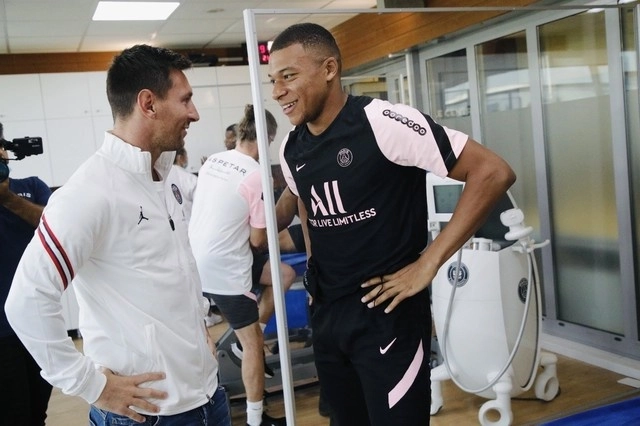 Lionel Messi y Kylian Mbappé en el vestidor del PSG. Imagen tomada de @KMbappe
