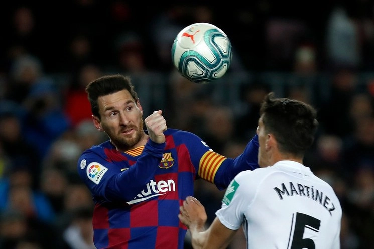 El astro argentino, Lionel Messi anotó al minuto 76 ante el Granada, para dar la victoria a su equipo y mantenerse en la cima de La Liga. Foto Ap