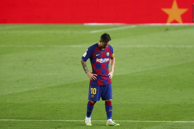 "No esperábamos y no queríamos terminarla de esta manera (LaLiga), pero marca un poco como fue todo el año, un equipo muy irregular, muy débil, que le ganan por intensidad, por ganas, que nos crean muy fácil y nos hacen gol", dijo Messi. Foto Ap