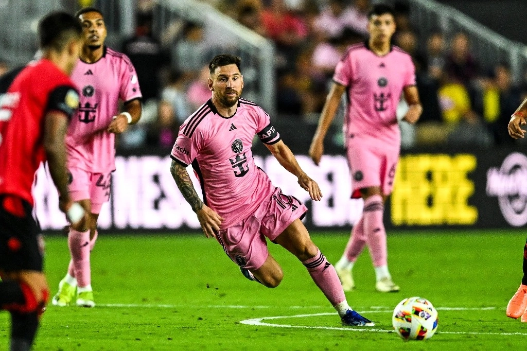 El delantero argentino #10 del Inter Miami Lionel Messi juega durante el partido amistoso internacional entre Inter Miami y Newell's Old Boys en el estadio DRV PNK en Fort Lauderdale, Florida, 15 febrero 2024. Foto Afp
