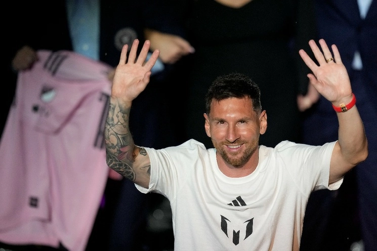 Lionel Messi después de recibir la camiseta del Inter Miami. Foto Ap