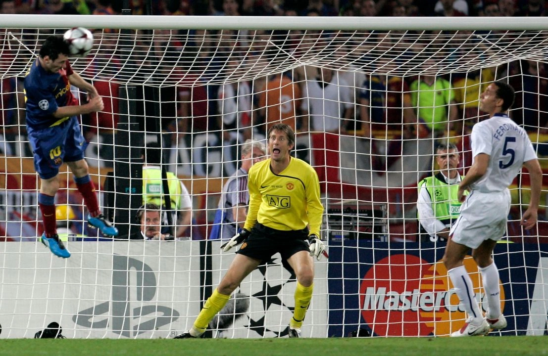 Suspendido en el aire, Messi ejecutó un acrobático remate de cabeza a un milimétrico pase de Xavi Hernández frente al gesto de sorpresa del arquero Edwin van der Sar, en la final de la ‘Champions’ entre el Barcelona y el Manchester United, el 27 de mayo de 2009. Foto 
