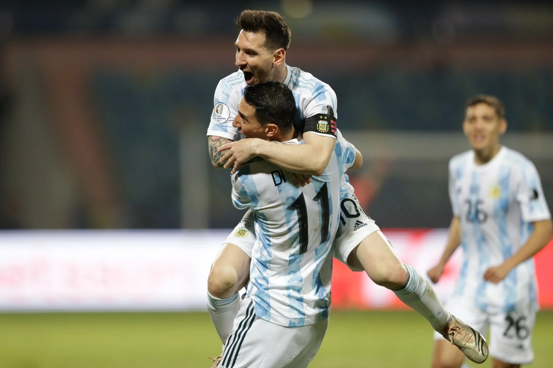 Lionel Messi festeja su gol con Ángel Di María. Foto Ap