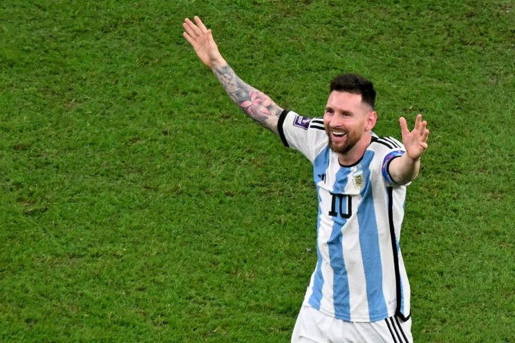 El argentino Lionel Messi, campeón del mundo con la Albiceleste en Qatar-2022, es favorito para conquistar un octavo Balón de Oro, a pesar de su salida del PSG para jugar en el Inter Miami de la MLS. Foto Afp / Archivo