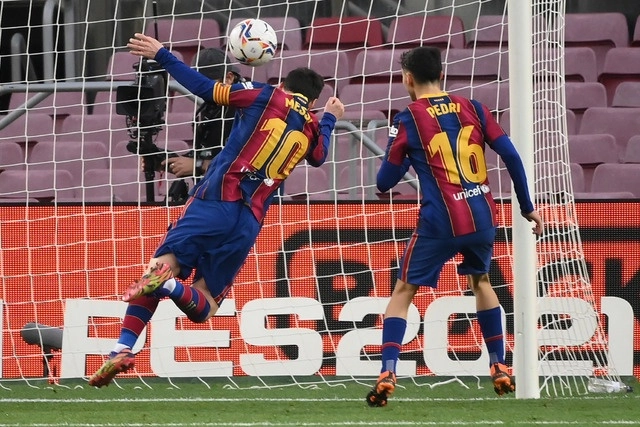 Con 643 tantos con la camiseta del Barcelona, que alcanzó este sábado al marcar una diana ante el Valencia en la 14ª jornada de la Liga española, Messi alcanzó el récord del mítico Pelé, que había conseguido esa misma cantidad con el mismo club, en su caso el Santos brasileño. Foto Afp