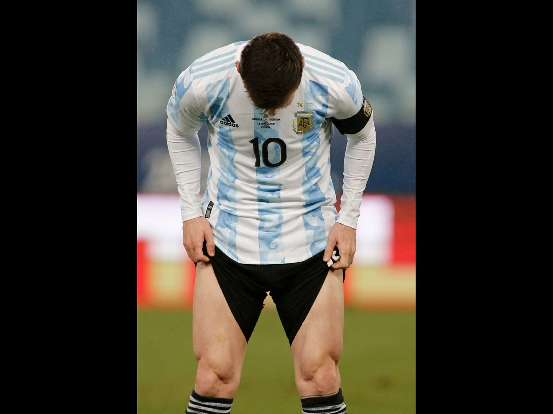 El futbol internacional se mantiene en vilo sobre el destino del argentino. Foto Afp / Archivo