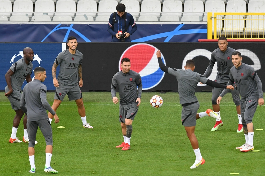 Por primera vez, el trío estelar de atacantes conformado por Messi, Neymar y Mbappé empieza como titular en el PSG, en la primera jornada del grupo A de la Liga de Campeones que se realizará en el Estadio Jan Breydel, en Brujas. La imagen, durante una sesión de entrenamiento en la ciudad belga, el 14 de septiembre de 2021. Foto Afp