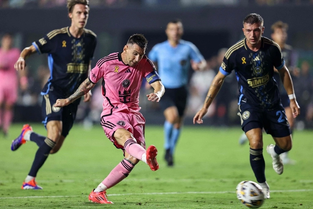 El delantero argentino #10 del Inter de Miami, Lionel Messi, dispara el balón durante el partido de fútbol de la temporada regular de la Major League Soccer (MLS) entre el Inter de Miami y el Philadelphia Union en el Chase Stadium en Fort Lauderdale, Florida, el 14 de septiembre de 2024. Foto Afp