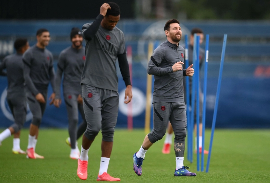 El astro argentino del PSG, Lionel Messi (derecha), durante un entrenamiento, el 27 de septiembre de 2021. Foto Afp