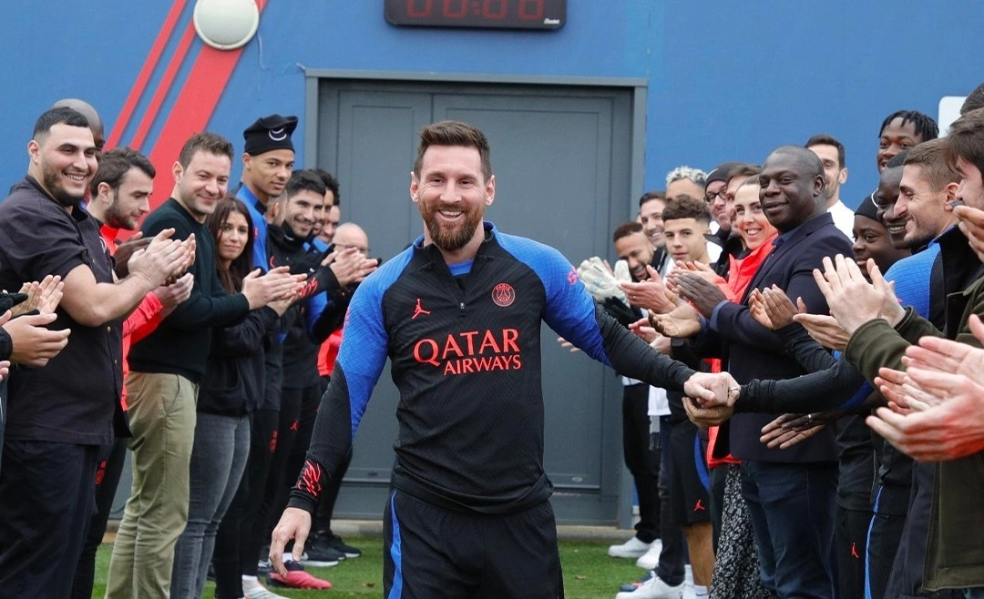 El jugador del PSG, Leo Messi, es recibido con pasillo y aplausos a su llegada a las instalaciones del club tras ganar el Mundial de Qatar 2022, el 4 de enero de 2023. Foto Europa Press