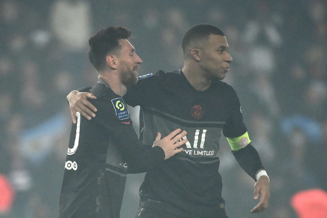 Lionel Messi y Kylian Mbappe celebran los goles anotados este sábado. Foto Afp