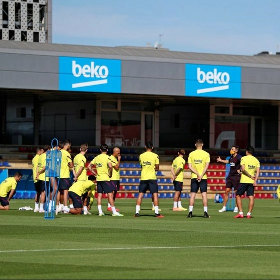 El capitán del Barcelona, Lionel Messi, no participó en la sesión de entrenamiento de este viernes por una pequeña distensión en el muslo, informó el club español. Foto Twitter @FCBarcelona_es