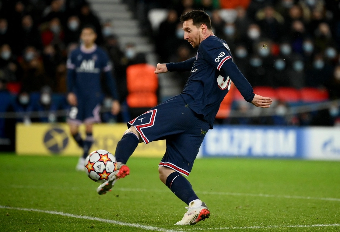 El argentino llegó a 758 tantos y dejó atrás los 757 de la leyenda brasileña. En la imagen, el delantero del París Saint-Germain se prepara para tirar un gol durante un partido contra el Club Brugge, en la Liga de Campeones de la UEFA, el 7 de diciembre de 2021. Foto Afp
