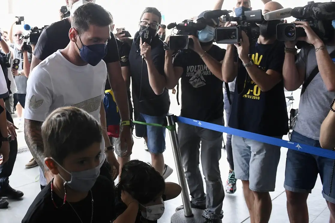 El astro argentino Lionel Messi llega al aeropuerto de El Prat, en Barcelona, el 10 de agosto de 2021, para abordar un avión rumbo a París, donde firmará con el PSG, según confirmó su padre y representante. Foto Afp

