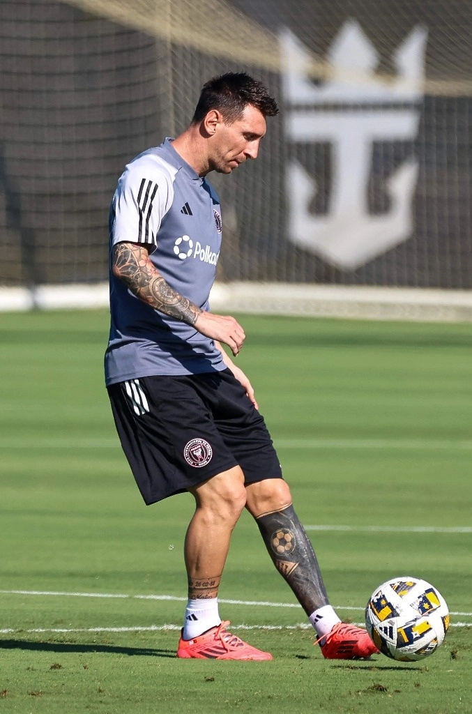 El delantero argentino del Inter de Miami, Lionel Messi, entrena en el Florida Blue Training Center en Fort Lauderdale, Florida, el 13 de septiembre de 2024. Messi volverá a la acción con su club, el Inter de Miami, el 14 de septiembre de 2024, después de pasar más de dos meses fuera por una lesión en el tobillo, dijo el entrenador de Miami, Gerardo Martino, el 13 de septiembre. Foto Afp
