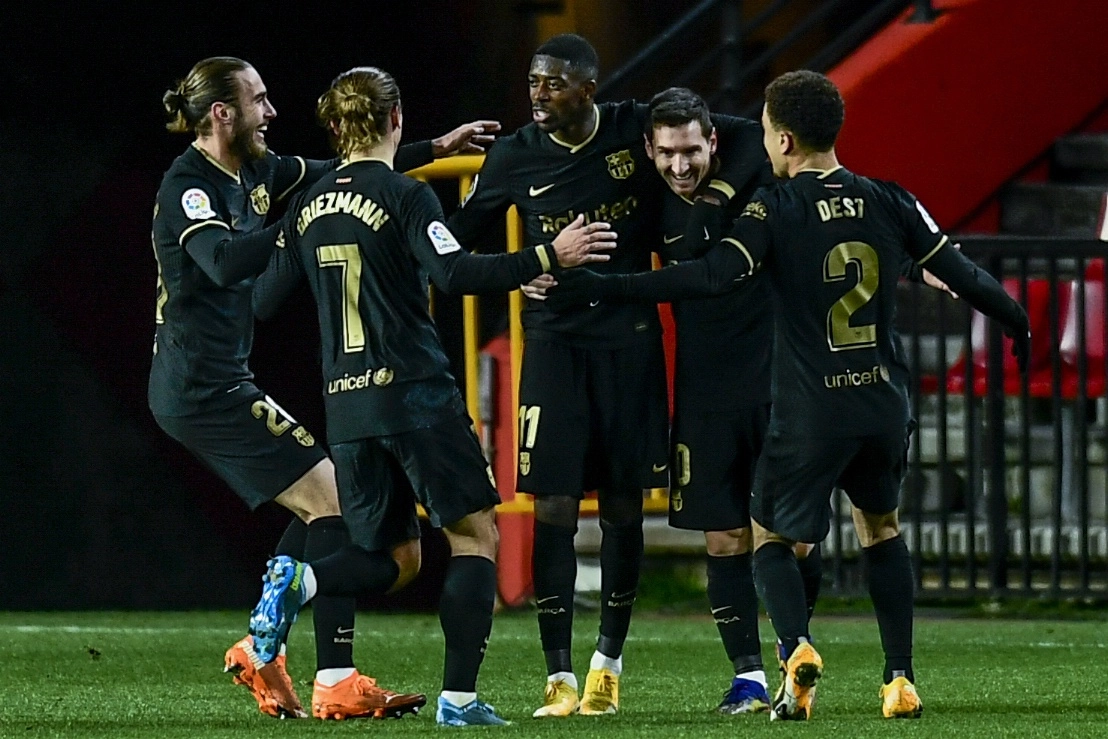Los jugadores de el Barcelona celebran su tercer gol durante el encuentro contra el Granada. Foto Ap