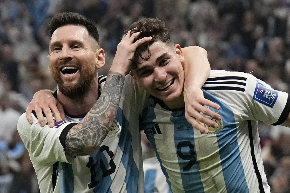 Lionel Messi (izq.) celebra junto a Julián Álvarez uno de los goles con los que Argentina derrotó 3-0 a Croacia para instalarse en la final de la Copa del Mundo. Foto Ap.