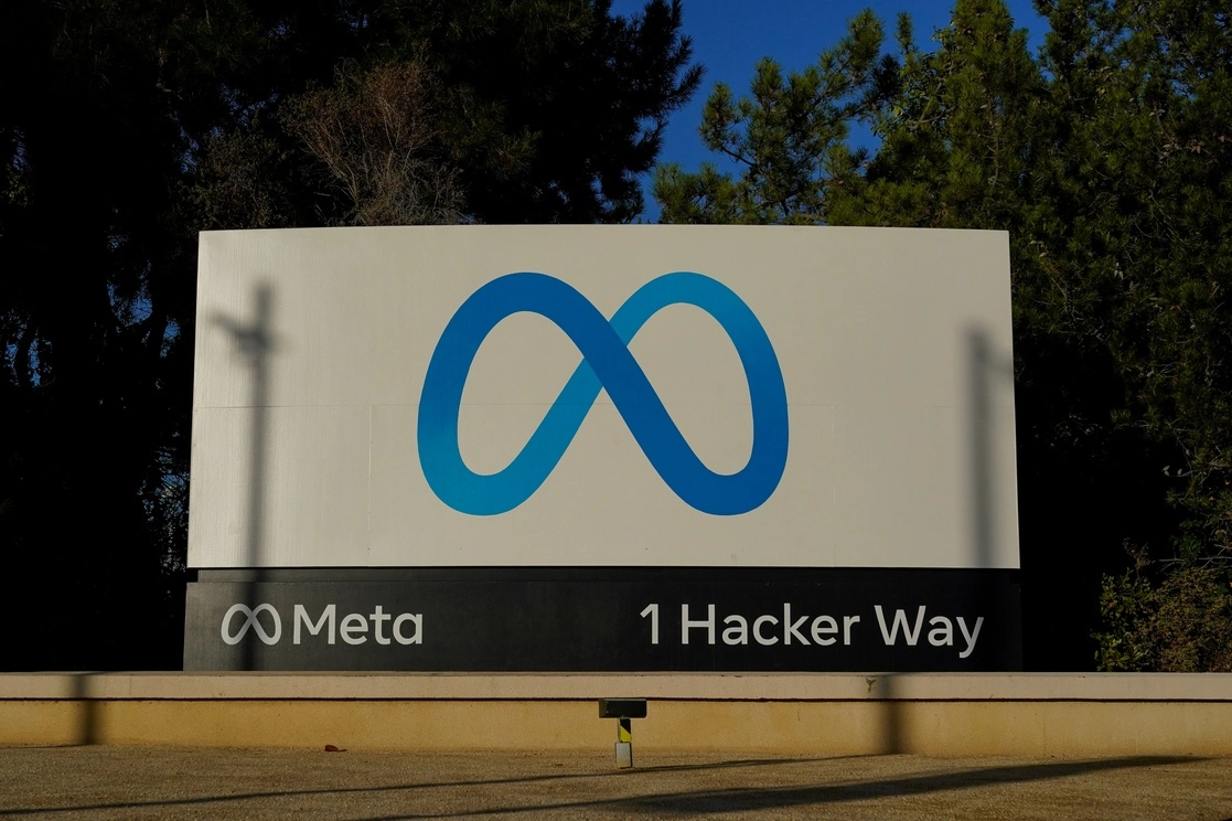 El logo de Meta en la sede de la compañía en Menlo Park, California. Foto Ap