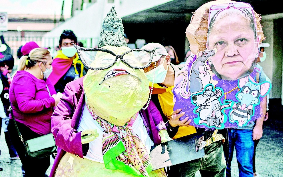 Las presuntas acciones en contra de la lucha anticorrupción de la procuradora general de Guatemala, Consuelo Porras, han ocasionado repulsas nacionales, como la del pasado 6 de abril (imagen). Foto Afp
