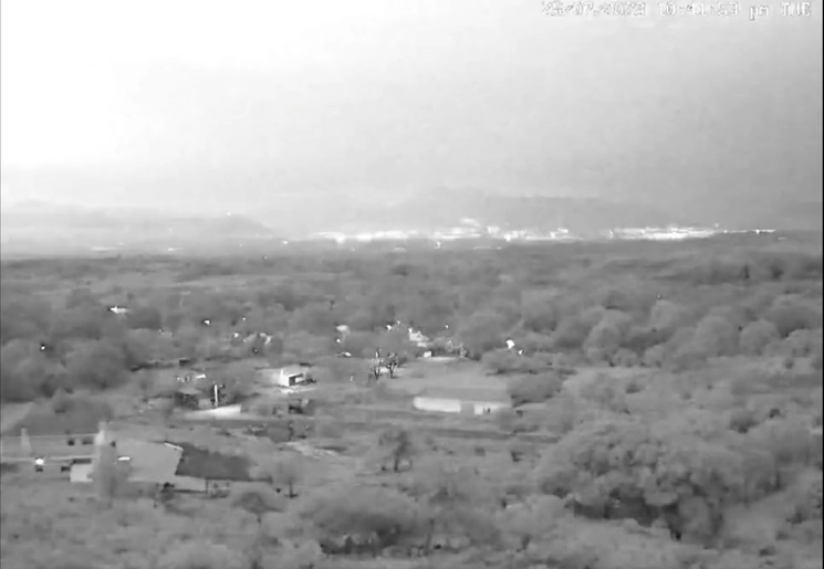 Cámaras captaron el momento en que un bólido luminoso impacta cerca del volcán de Coliman. Foto tomada de video a trvés de Twitter @webcamsdemexico
