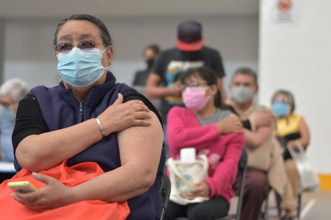 Adultos mayores reciben la primera dosis de la vacuna anti covid. Foto La Jornada/ Archivo
