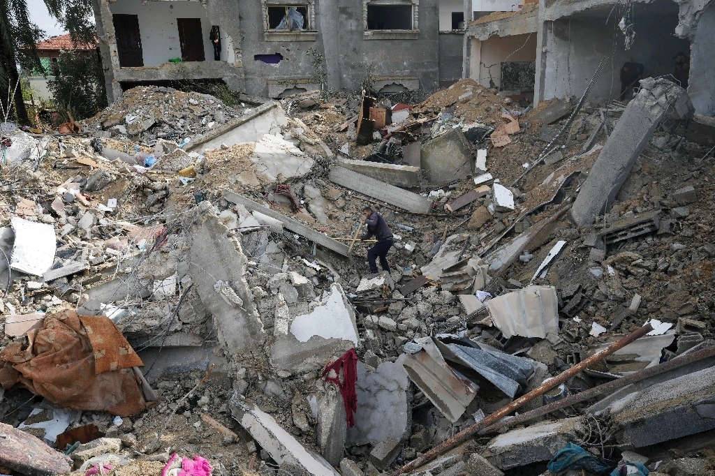Edificio destruido ayer por un bombardeo de Israel en Deir Balah, franja de Gaza. Foto Ap 



