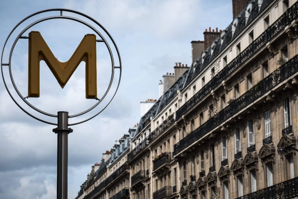 La red de transporte público de París pondrá a disposición de más de 3 mil agentes dispositivos de traducción asistidos por inteligencia artificial para ayudar a cientos de miles de visitantes a navegar por la red de la capital durante los Juegos Olímpicos. Foto Afp / Archivo