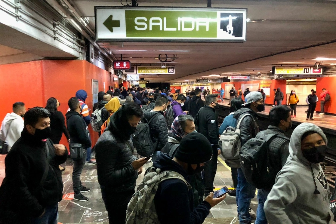 Ciudadanos se trasladan desde temprana hora por la Línea 2 del Metro de la Ciudad de México, el 3 de febrero de 2022. Foto Luis Castillo