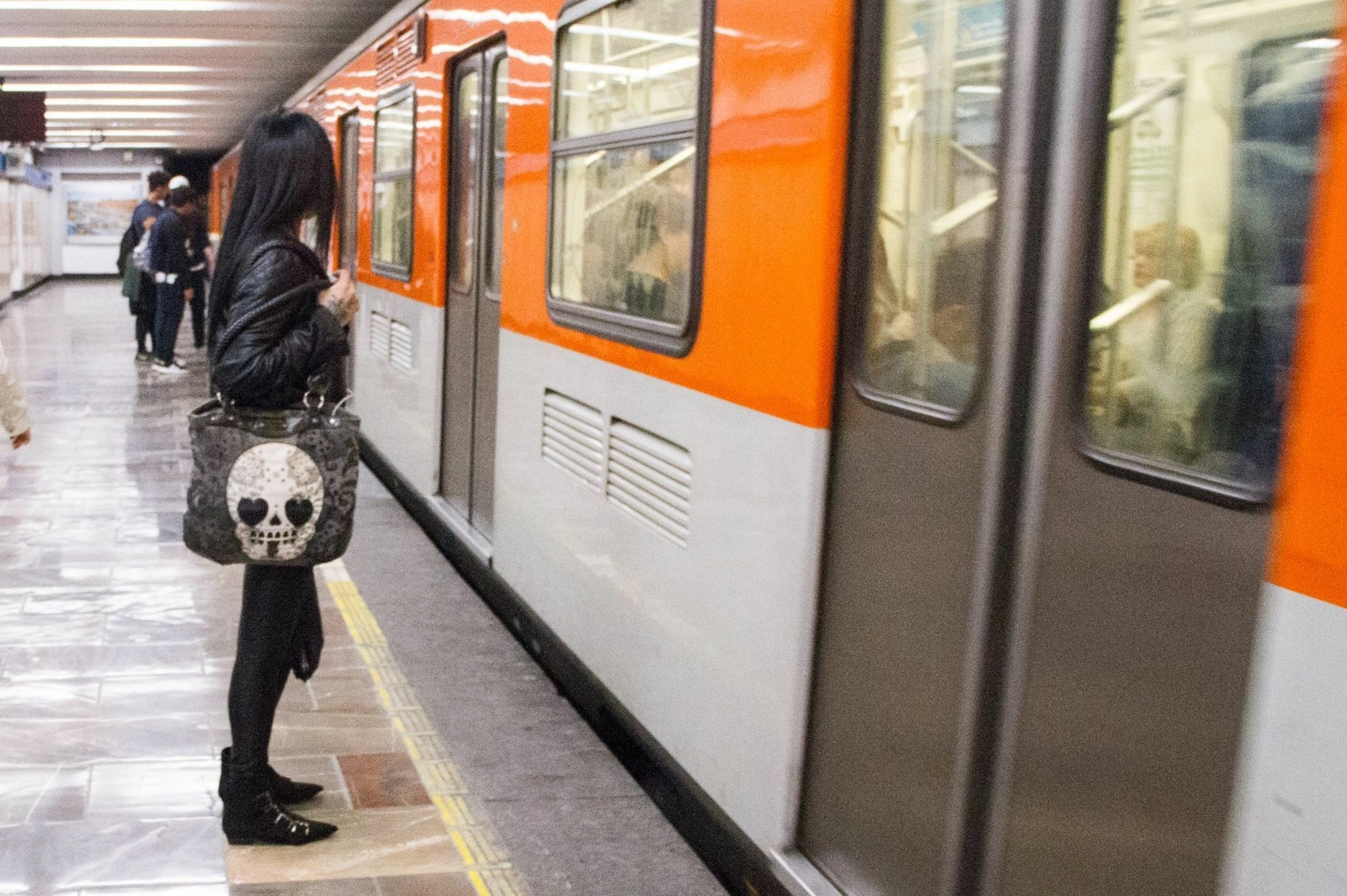 Usuarios en un andén de una estación de la Línea 12 del Metro. Foto Foto Yazmín Ortega Cortés / Archivo