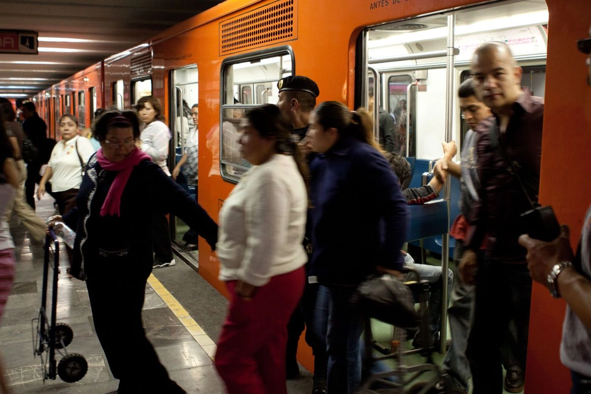 Las personas que se encuentren en los andenes deberán replegarse hacia las paredes y as personas que se ubiquen en la zona de torniquetes o pasillos deberán permanecer en esos sitios. Foto