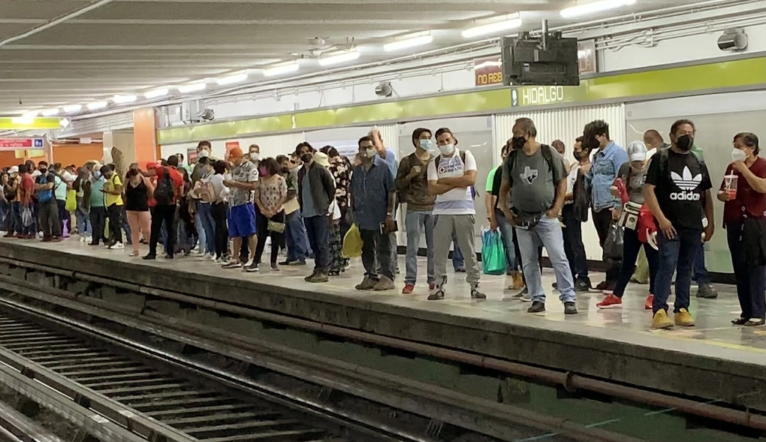 En estaciones del metro que tienen mayor afluencia habrá personal de apoyo durante las horas pico. Foto María Luisa Severiano. 