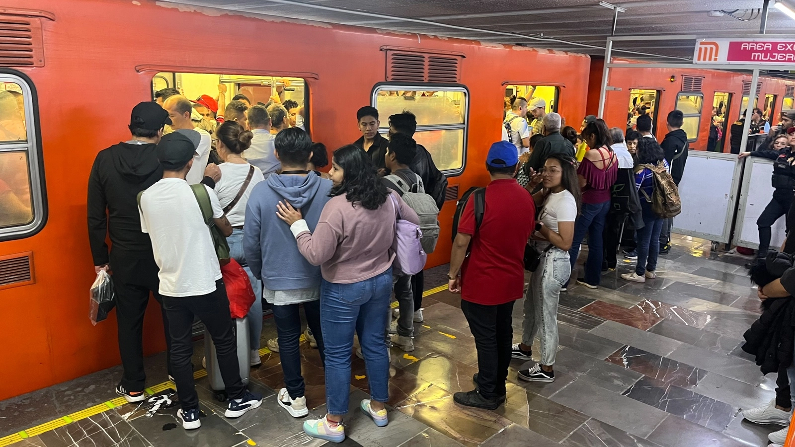 Usuarios en la estación Hidalgo del STC Metro en la Ciudad de México. Foto Pablo Ramos / Archivo