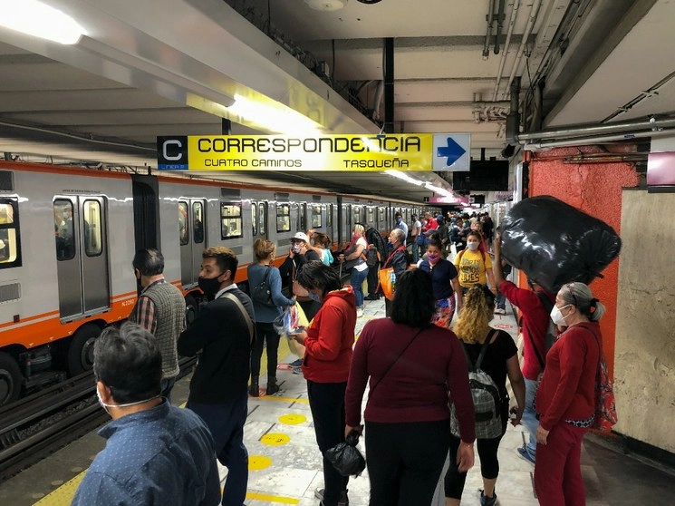 Usuarios esperan la llegada del metro en el andén de la estación Pino Suárez, contigua a Zócalo, de la Línea 2, durante el semáforo naranja, en el Centro Histórico. Foto Pablo Ramos