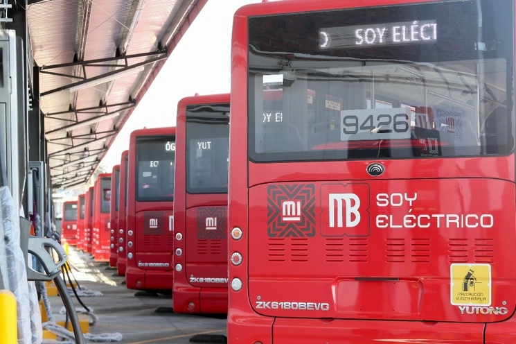 El servicio del Metrobús proporcionado por medio de 900 unidades está en constante modernización para que sea un sistema seguro y a la vanguardia en beneficio de los ciudadanos, dijo su directora general, Rosario Castro Escorcia. Foto Roberto García Ortiz / Archivo