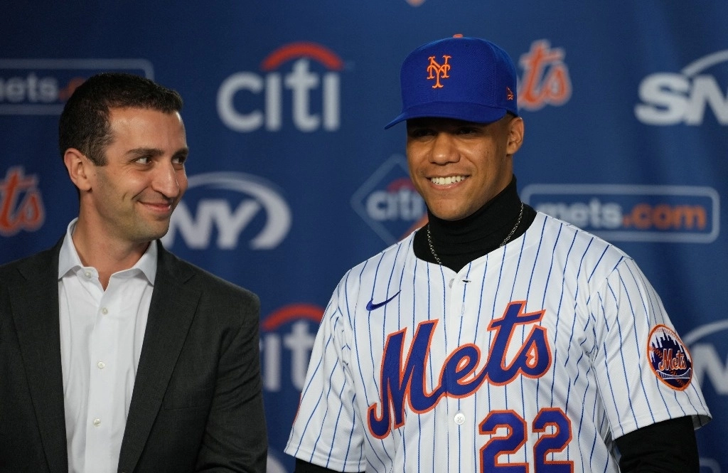 El dominicano Juan Soto, de los Mets de Nueva York, asiste a una conferencia de prensa con el presidente de operaciones de béisbol de los Mets, David Stearns, en Nueva York el 12 de diciembre de 2024. Foto Afp
