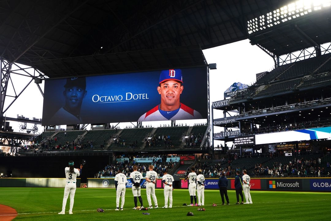 Miembros de los Marineros de Seattle guardan un momento de silencio en memoria de Octavio Dotel, ex jugador de las Grandes Ligas que falleció al derrumbarse el techo de un club nocturno en República Dominicana. Foto