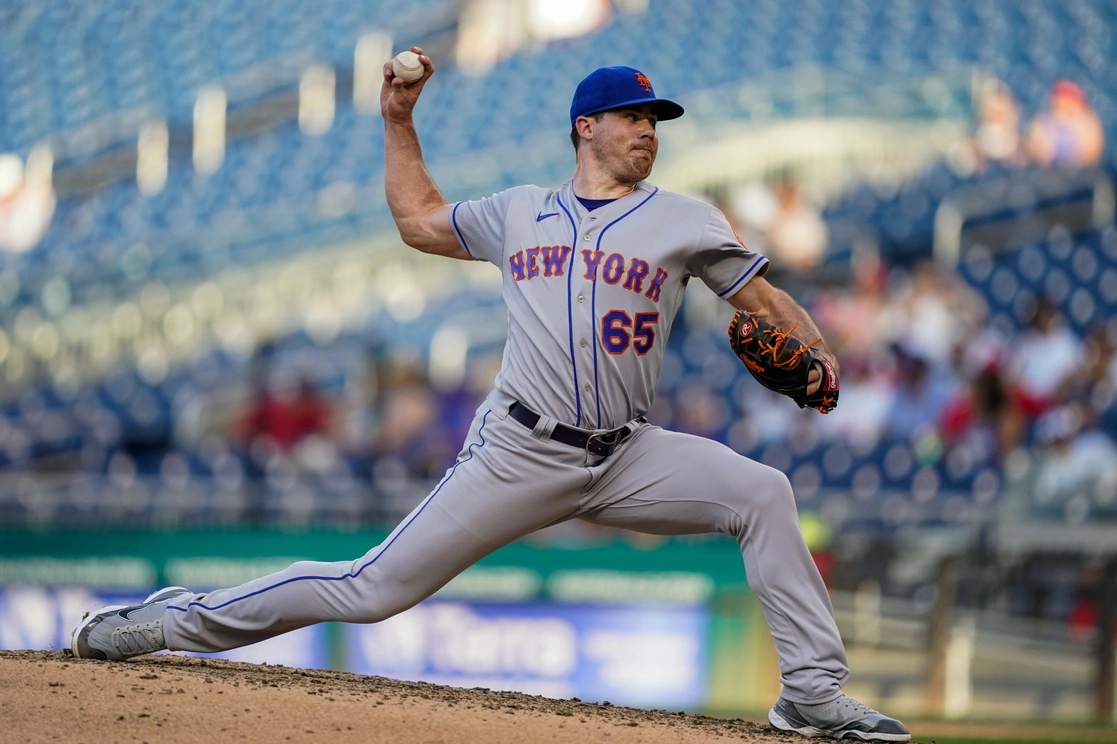 Trevor May de los Mets de NY ocupa el montículo en la octava entrada contra los Nacionales de Washington. Foto Ap 