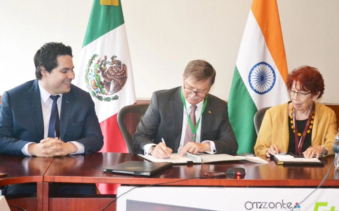 Durante la firma del convenio. Foto SRE