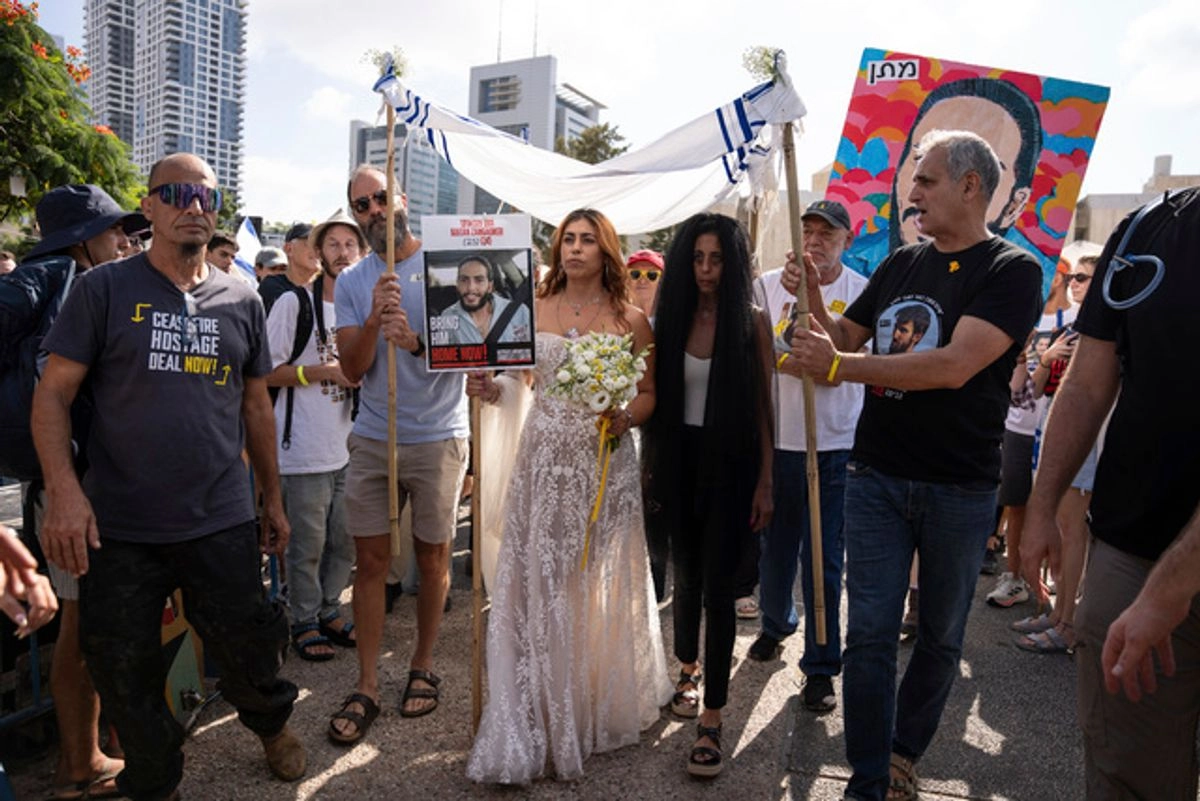Ilana Gritzewsky ex rehén de Hamas, nacida en México y radicada de Israel, contrajo nupcias de manera simbólica con su pareja Matan Zangauker, quien permanece cautivo en la franja de Gaza. Foto 