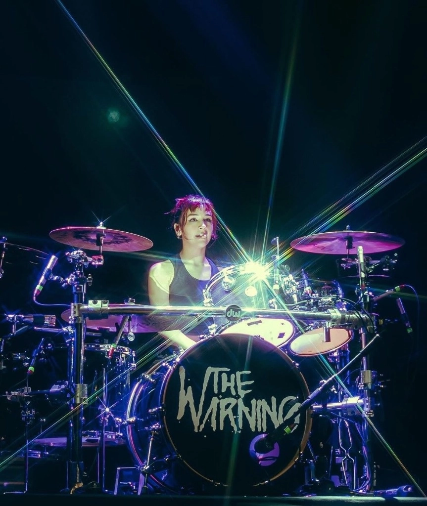 Paulina Villreal, baterista de la banda The Warning ganó el premio a Mejor Baterista de Rock 2023. Foto Red Social X