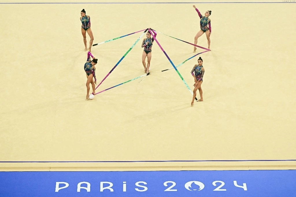 Las gimnastas de México actúan con cintas y pelotas mientras compiten en la clasificación general grupal de gimnasia rítmica durante los Juegos Olímpicos de París 2024 en la Arena Porte de la Chapelle de París, el 9 de agosto de 2024. Foto Afp