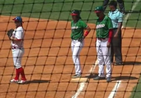 La selección mexicana de béisbol femenil en su encuentro contra Cuba en el Premundial de Venezuela. Foto tomada de la cuenta de Facebook de la Conade