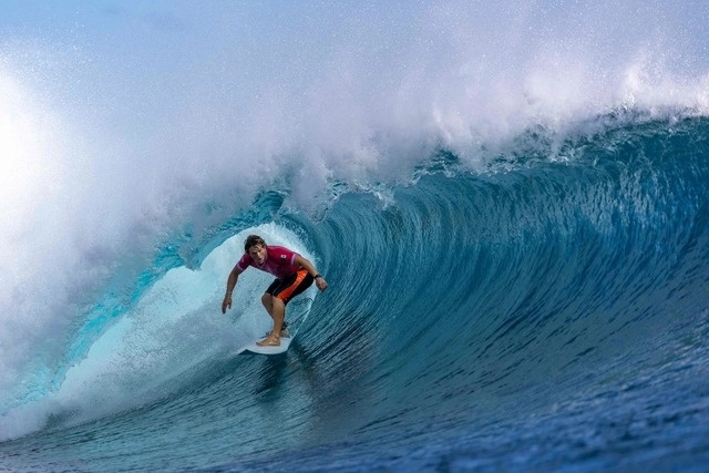 Alan Cleland volvió a dar cátedra sobre las olas de Tahití, para avanzar a los octavos de final del torneo olímpico. Foto AFP